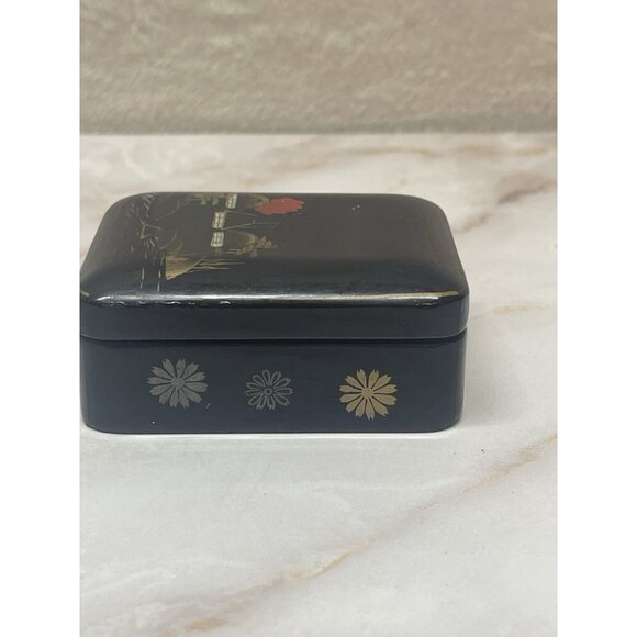 Small Vintage Japanese Black Lacquer Trinket Box - Picture 5 of 12